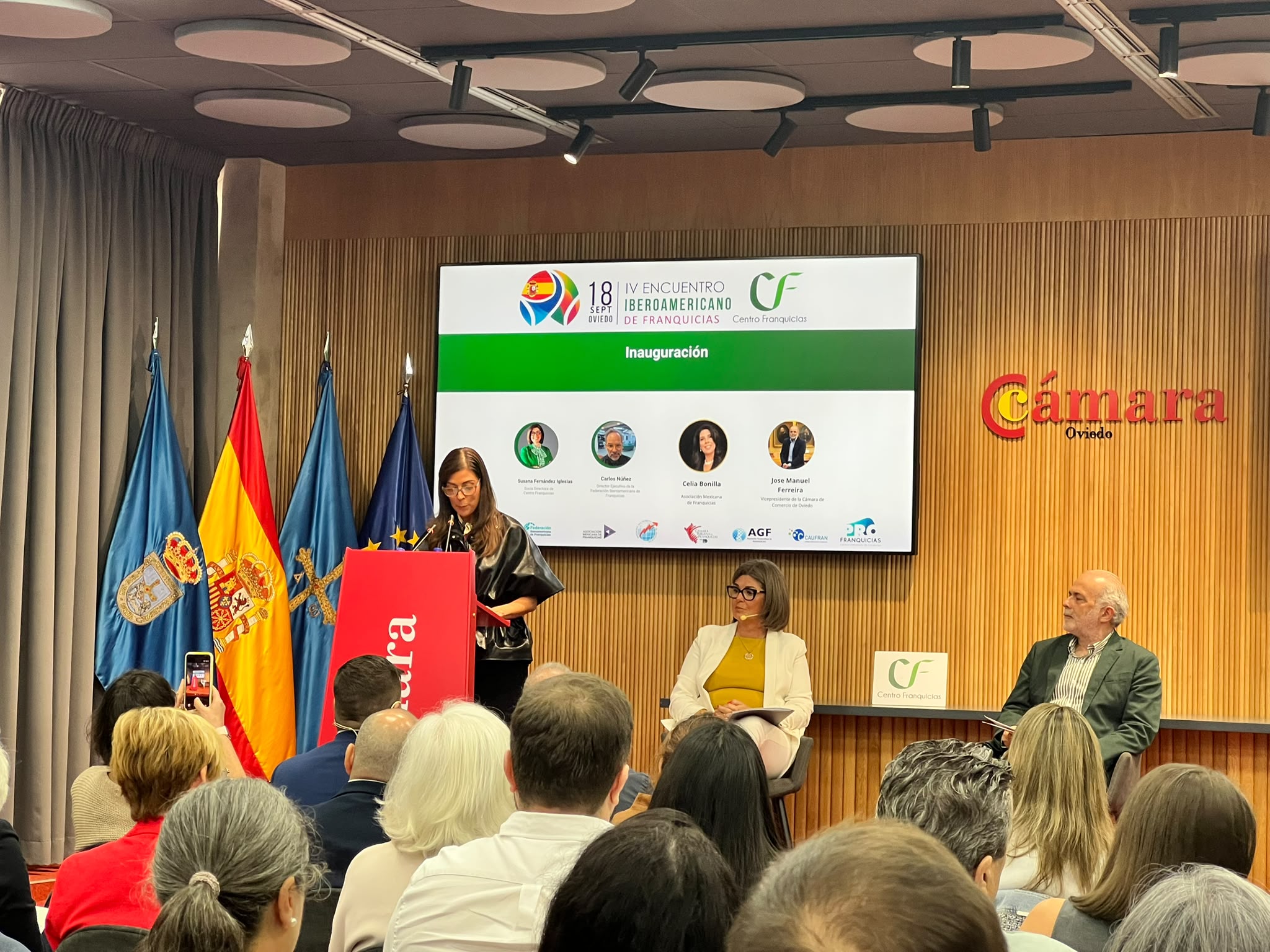 Celia Bonilla, de la Asociación Mexicana de Franquicias, inaugurando el Encuentro en Oviedo
