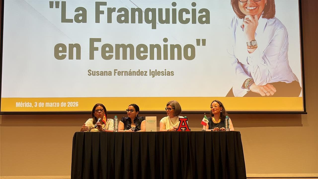 Mesa de presentación del libro en la Universidad Anáhuac Mayab, Mérida