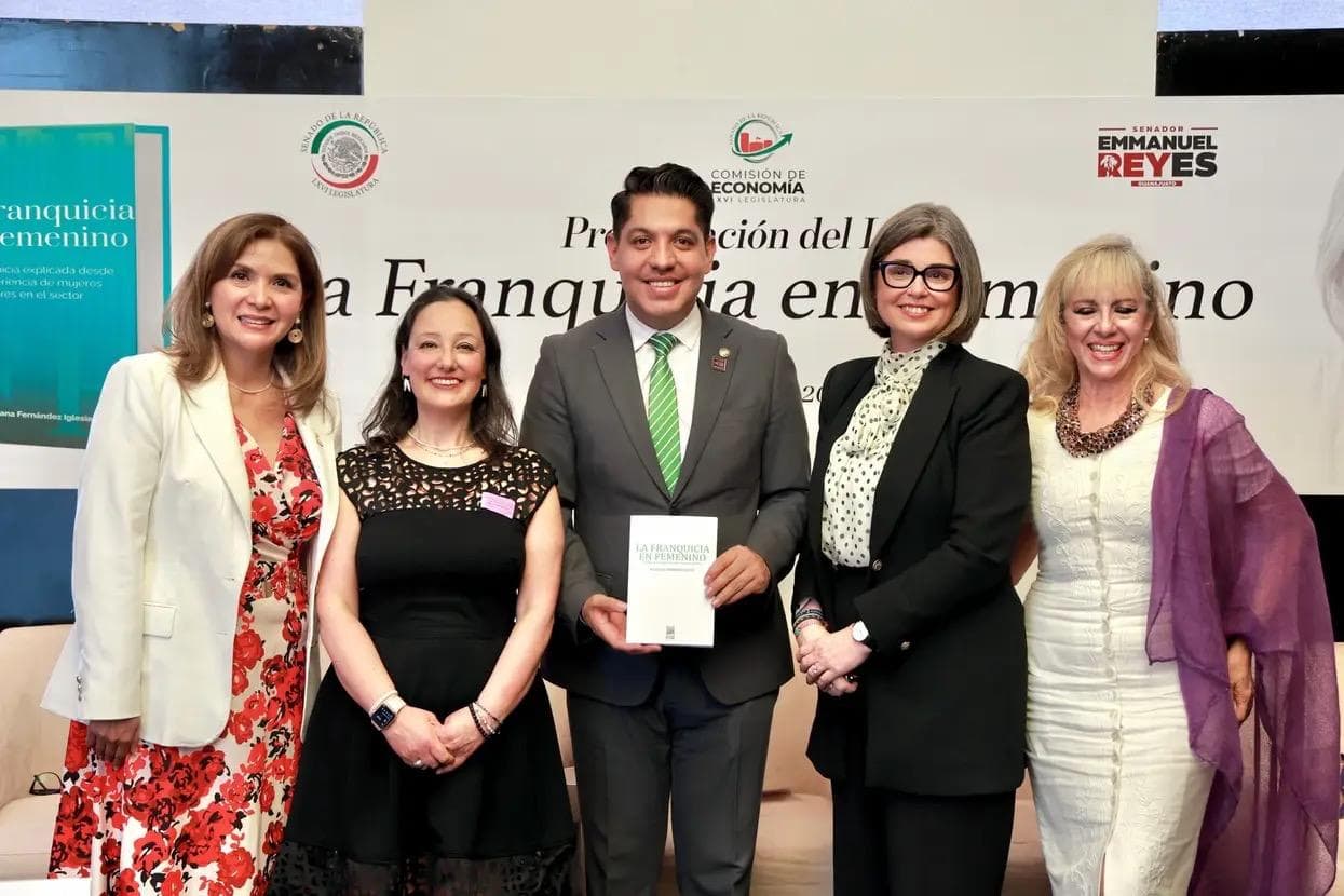 Susana Fernández Iglesias y las ponentes junto al senador Emmanuel Reyes Carmona con el libro en el Senado de la República