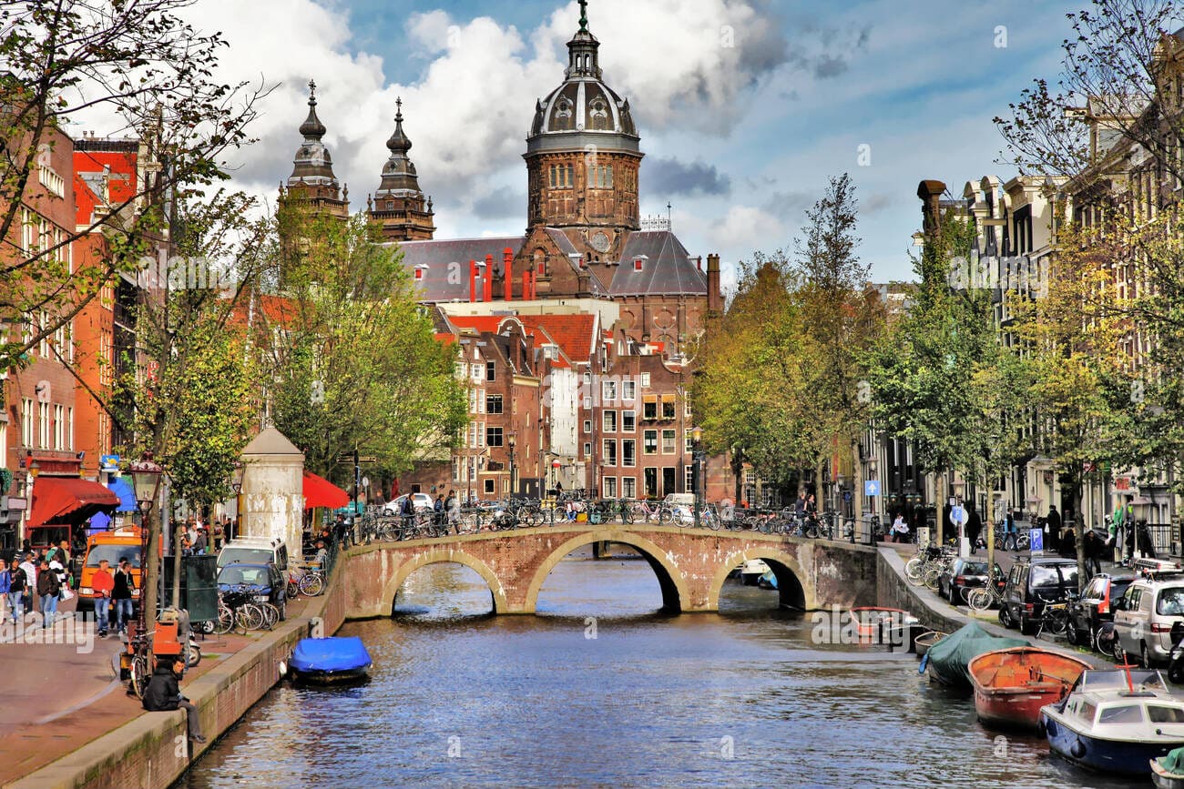 canals-of-amsterdam-city-center-EK6KTA