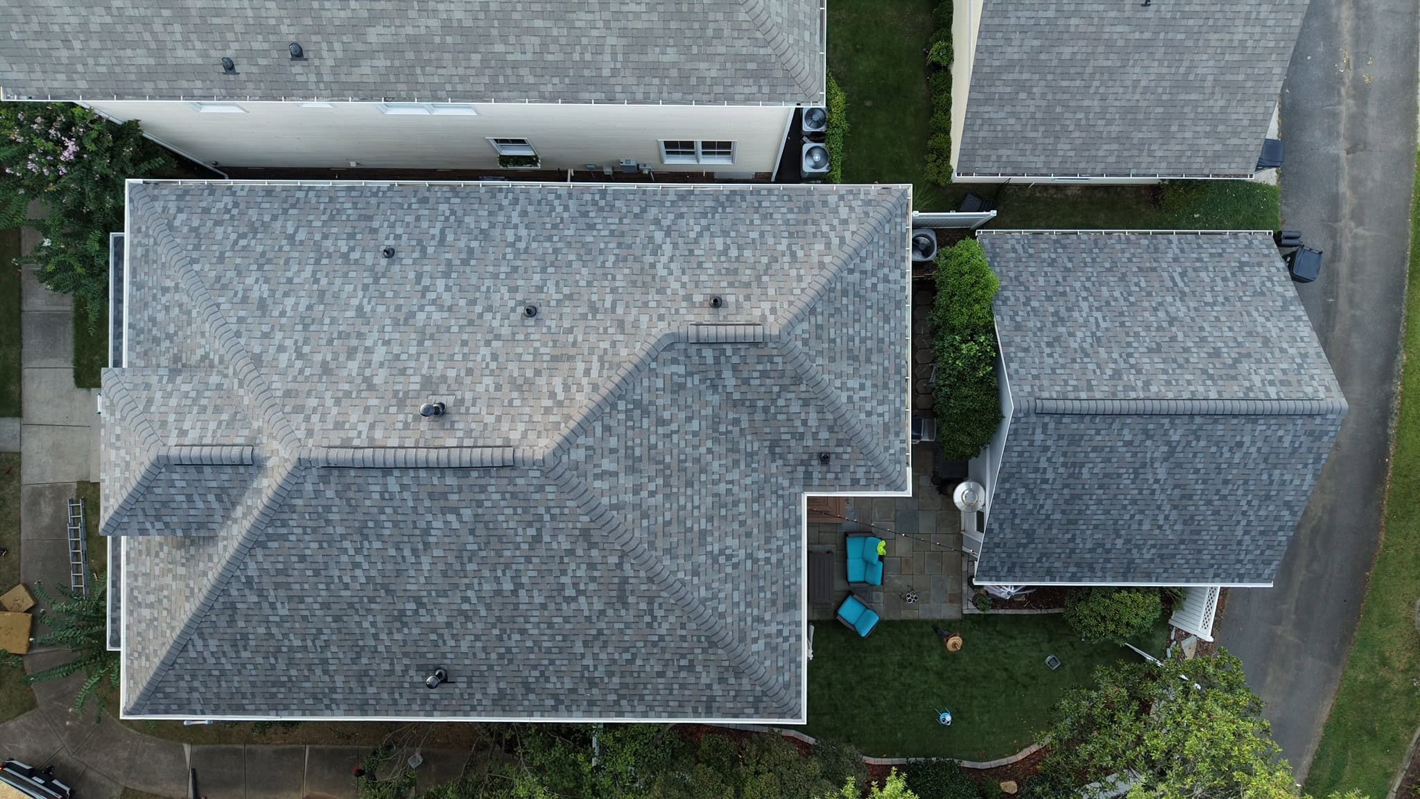 Finished Owens Corning Duration roof in Williamsburg Gray on a Charlotte NC home and garage
