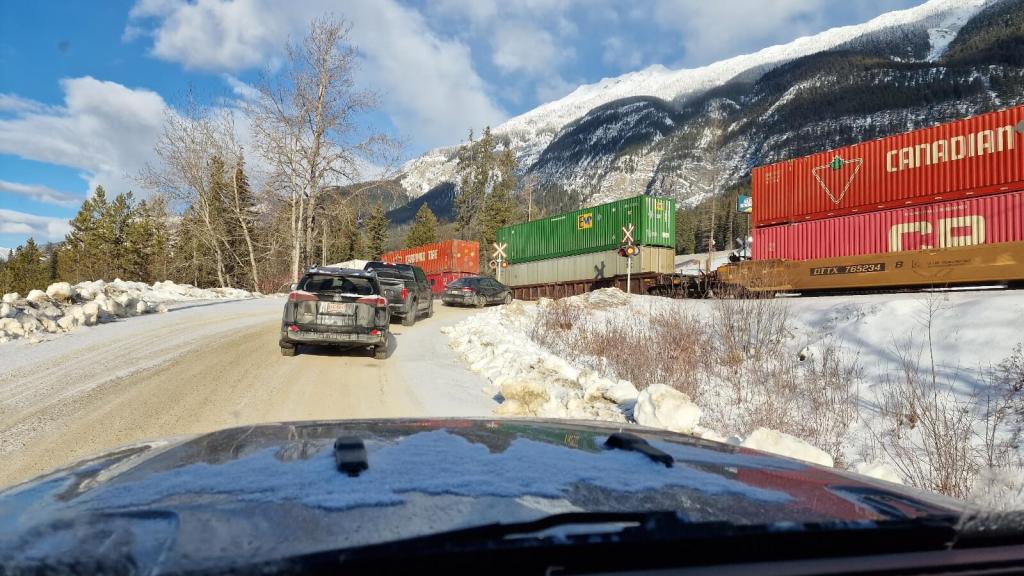 Bahnübergang am Kicking Horse in Golden