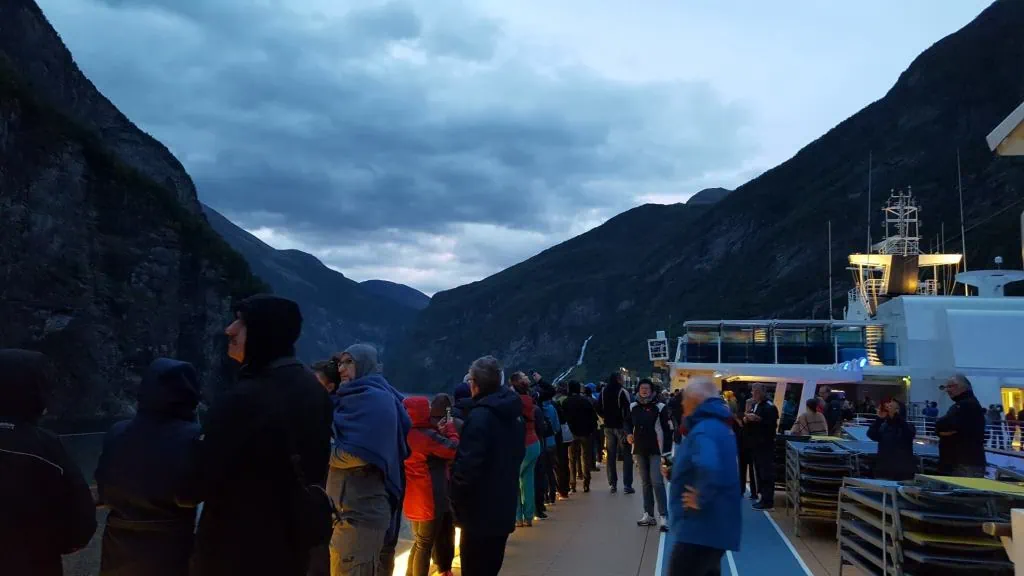 Hafeneinfahrt mit der Mein Schiff ins Geiranger Fjord