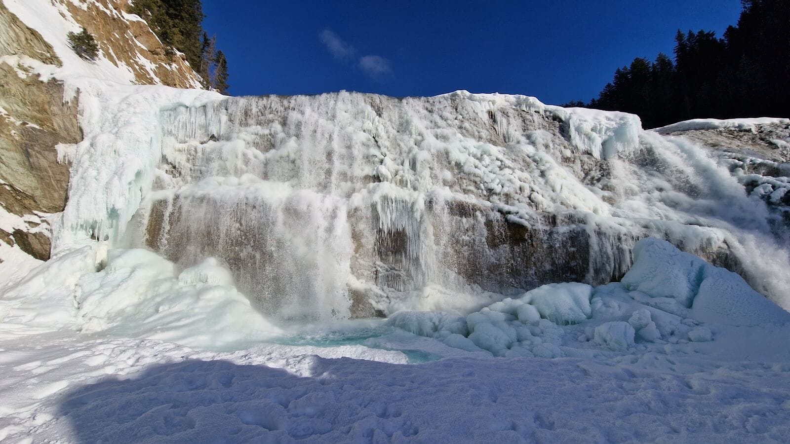 Wapta Falls im Yoho National Park im Winter