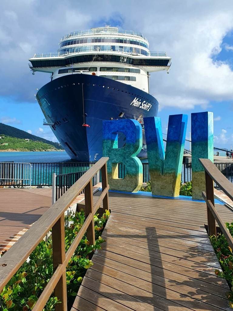 Imposante Mein Schiff im Hafen von Road Town, BVI