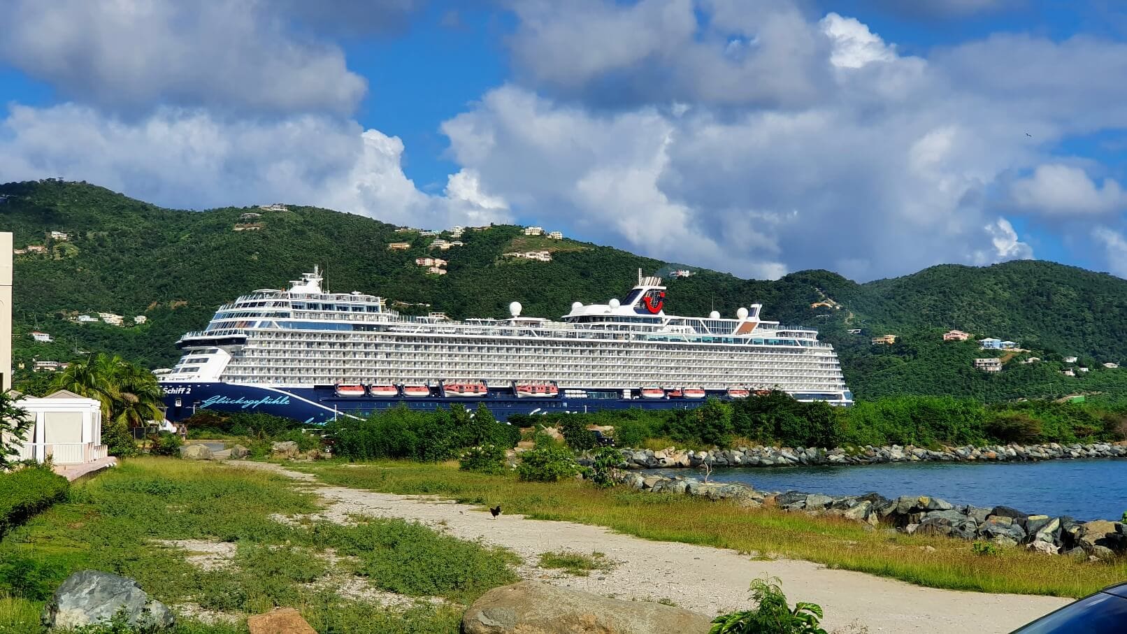 Blick auf das Kreuzfahrtschiff Mein Schiff 2 beim Landausflug Tortola