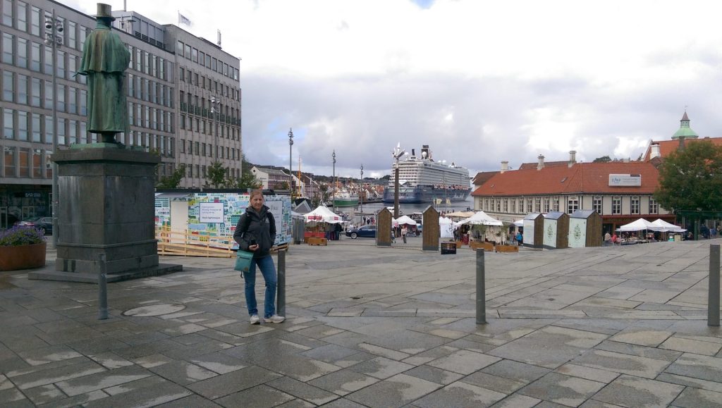 Stadtbummel in Stavanger mit Blick auf die Mein Schiff