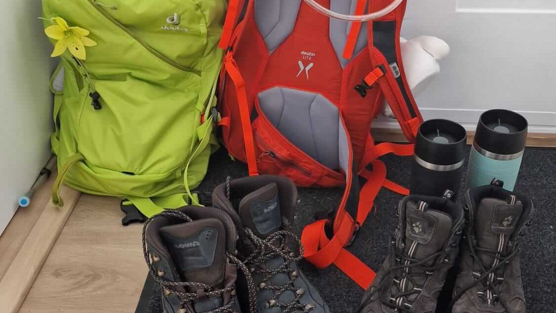 Wanderausrüstung mit den Rucksäcken von Deuter