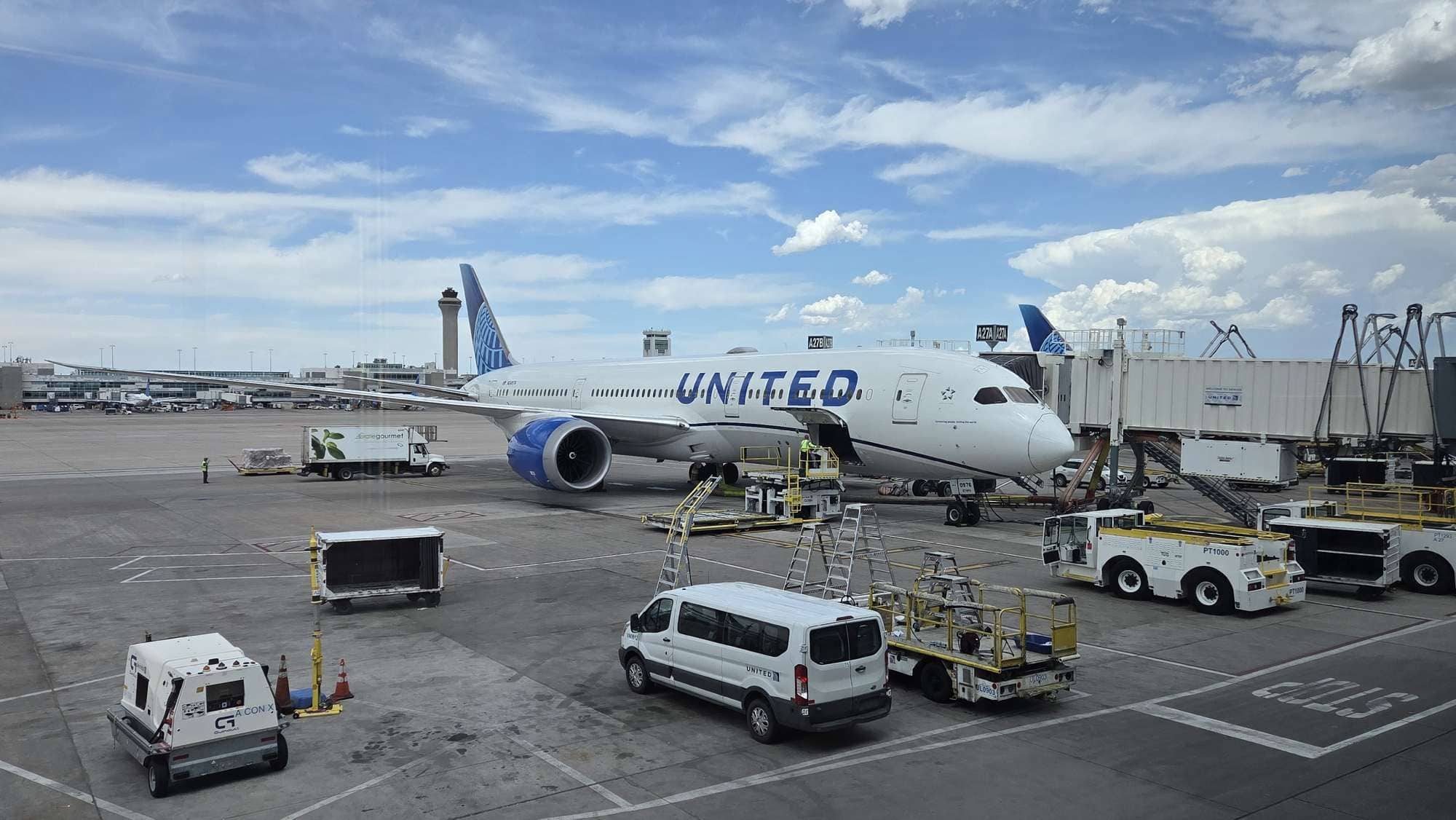 United Airlines Economy Class Review / Boeing 787-9