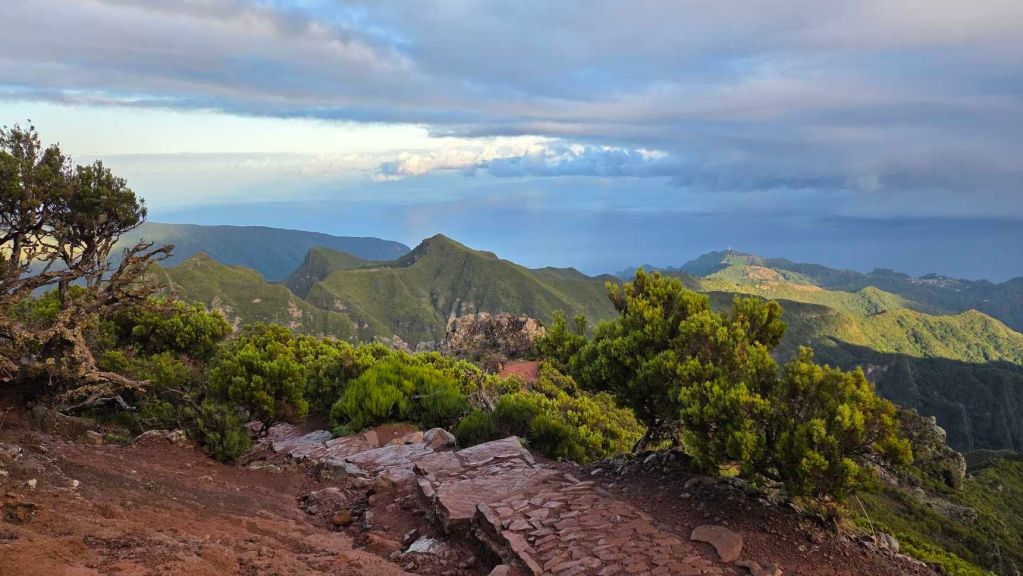 Blick auf Madeiras Vulkanlandschaft und tiefes Tal