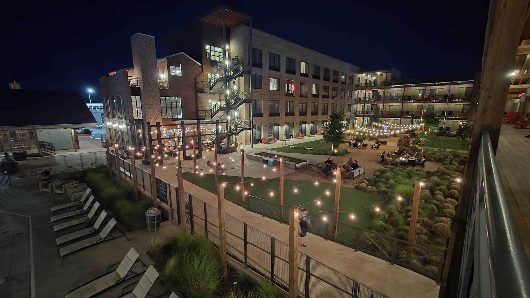 Innenhof mit Pool im Cotton Court Hotel in Lubbock Texas bei Abendbeleuchtung