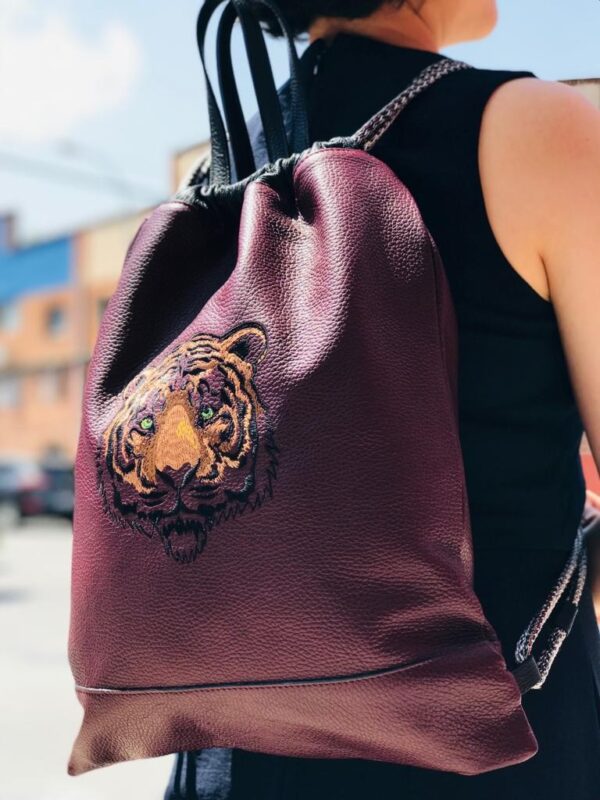 Mochila de piel con bordado tigre