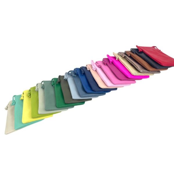 Bolsito Portamovil en Piel Italiana con Cierre de Imán y Asa Larga para Mujer - Imagen 6