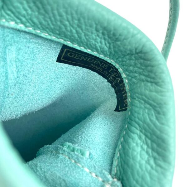 Bolsito Portamovil en Piel Italiana con Cierre de Imán y Asa Larga para Mujer - Imagen 10