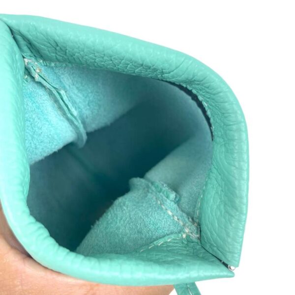 Bolsito Portamovil en Piel Italiana con Cierre de Imán y Asa Larga para Mujer - Imagen 11