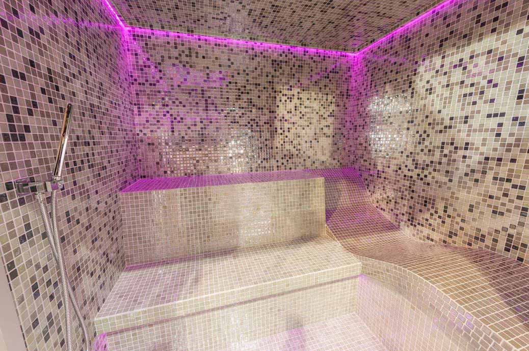 Chromothérapie dans un hammam