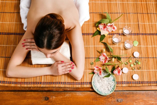femme allongée détente spa