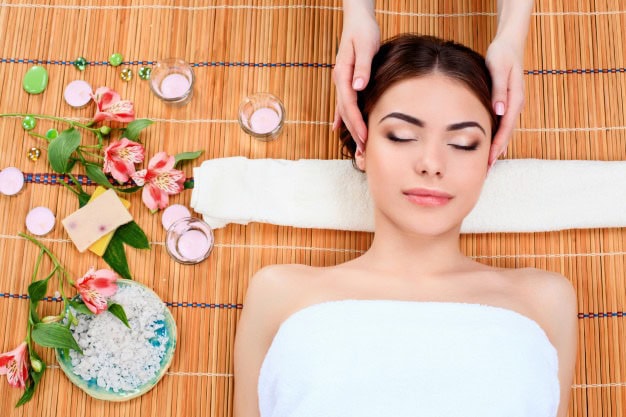 Massage du visage d'une femme
