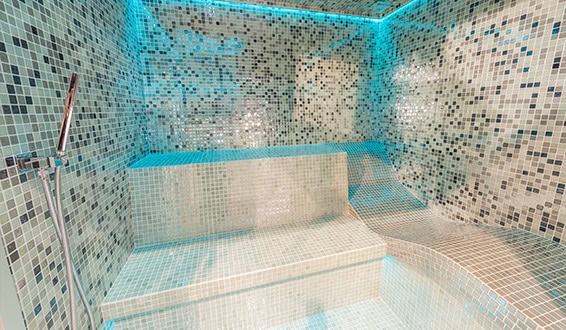 Hammam avec banquettes et éclairage