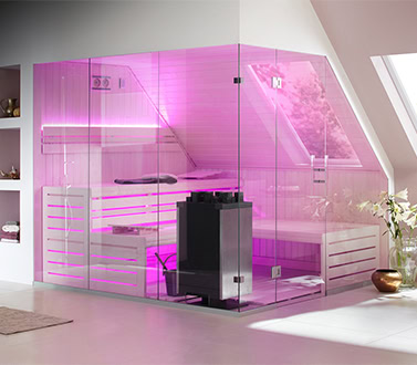 Sauna dans l'angle d'une pièce avec des vitres tout autour et un éclairage rose