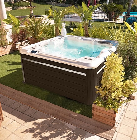 Spas gamme Infinity acrylique portable entouré de verdure