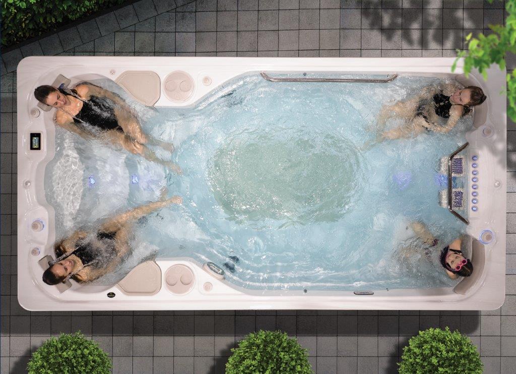 quatre personnes dans un spa de nage