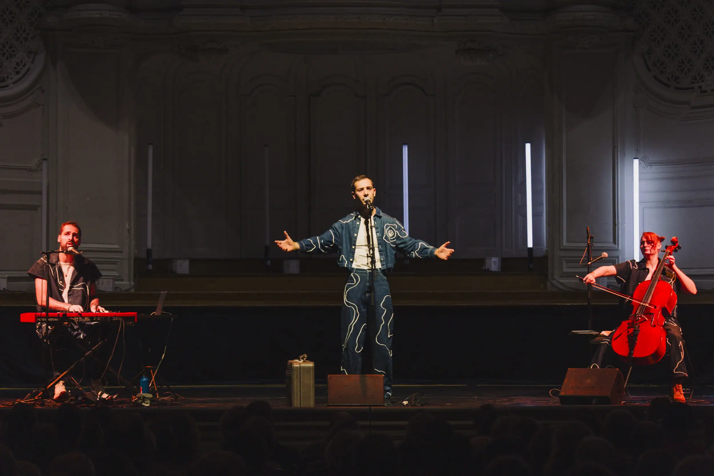 Concert Clash Phénix de Mourad Merzouki, dans la salle Gaveau à Paris avec la Compagnie Kafig et Lucile Boulanger à la viole de gambe