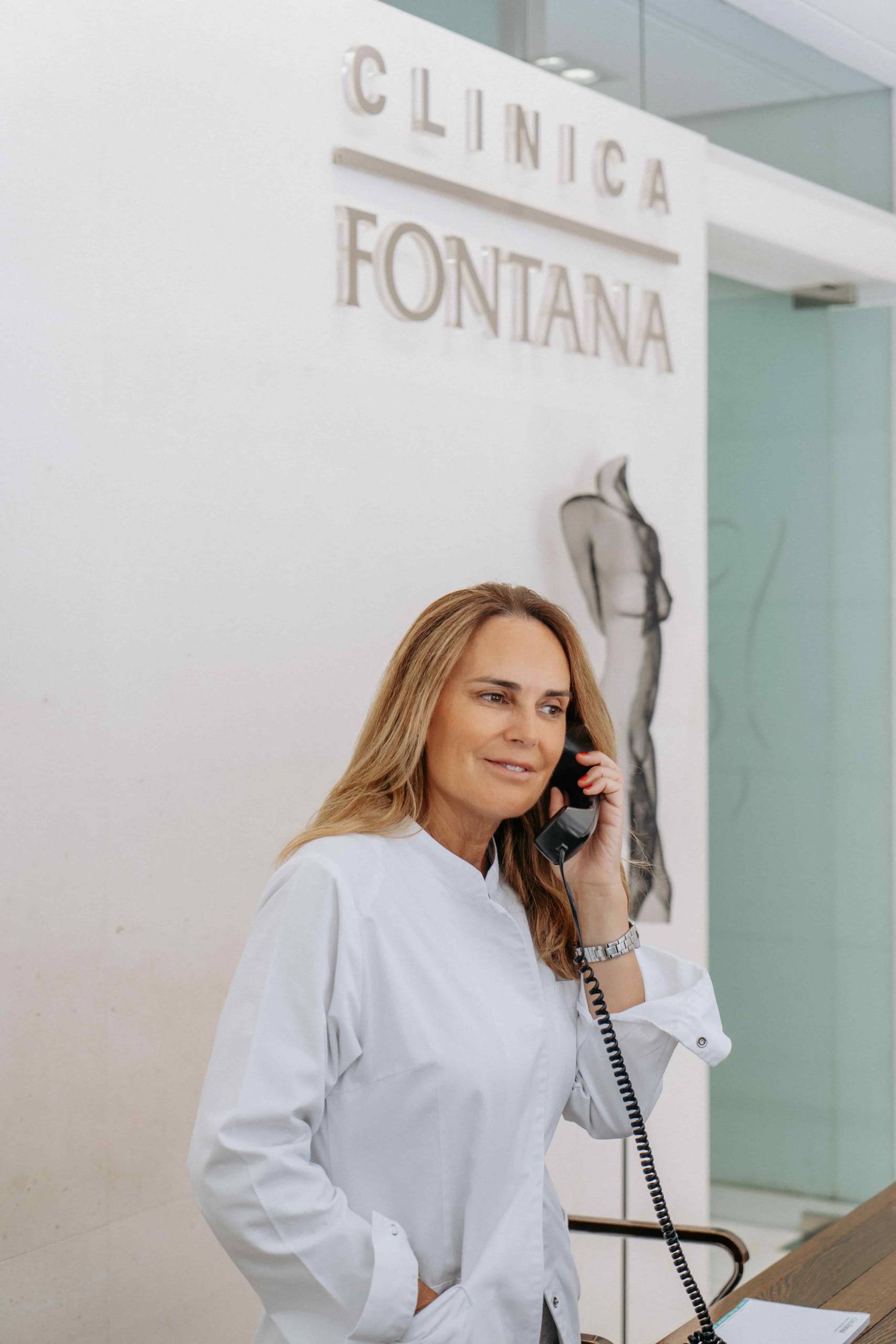 Dra. Lola Salvador atendiendo en Clínica Fontana Valencia