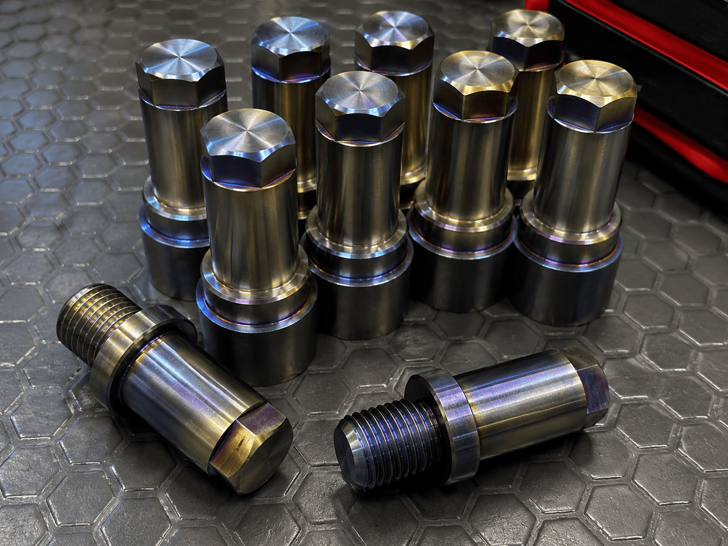 Оцветени титанови CNC детайли