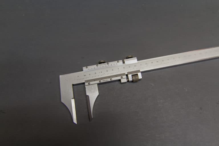 A vernier caliper measuring tool