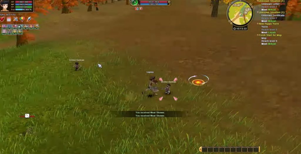 Flyff Universe Charakter auf niedrigem Level kämpft gegen Urchin Demian Monster auf einem herbstlichen Feld