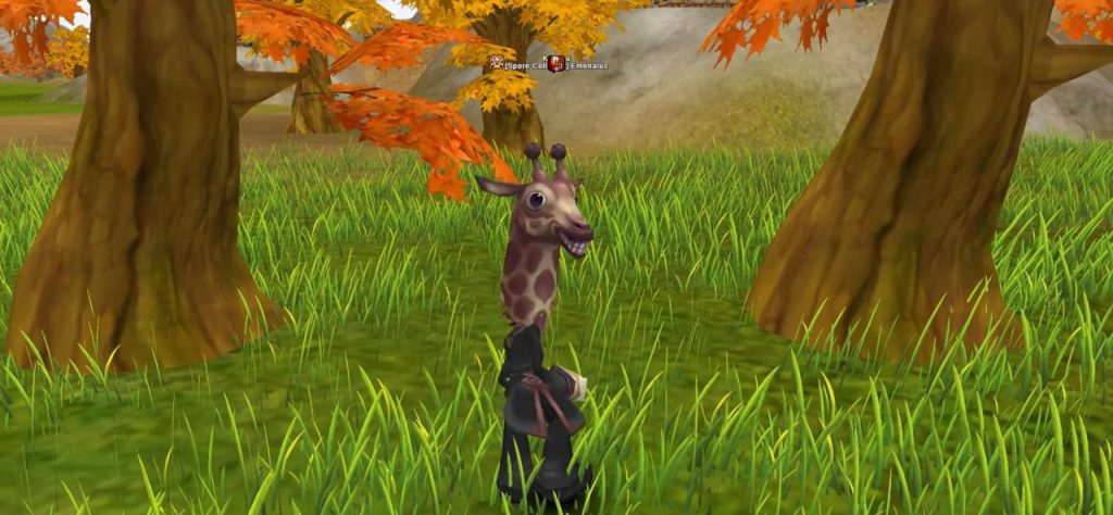 Flyff Universe Spielercharakter trifft auf ein giraffenähnliches Monster in einem herbstlichen Wald