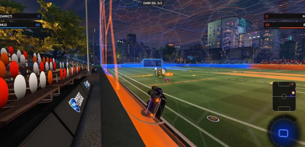 Rocket League-Auto fährt nahe am Ball an der Arenawand entlang