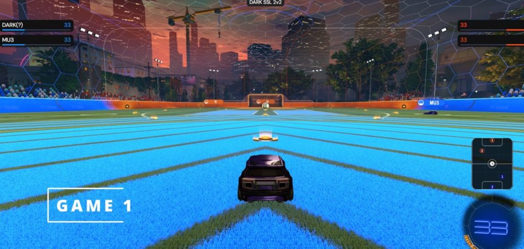 Rocket League-Auto steht in der blauen Hälfte der Arena dem Ball gegenüber