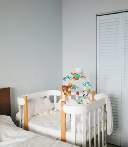 Bebé dormido de lado