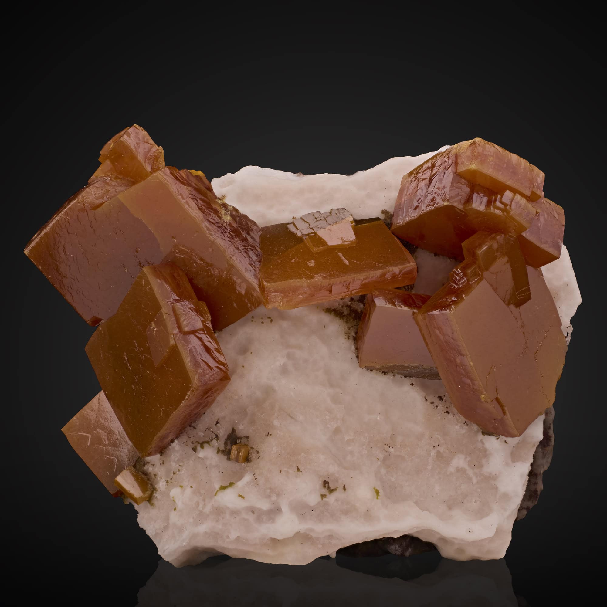 Wulfenite, Calcite