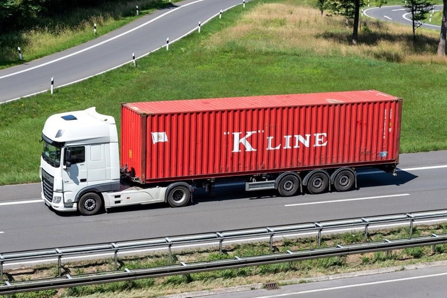 Skeletal Container Trailer vs Box Trailer