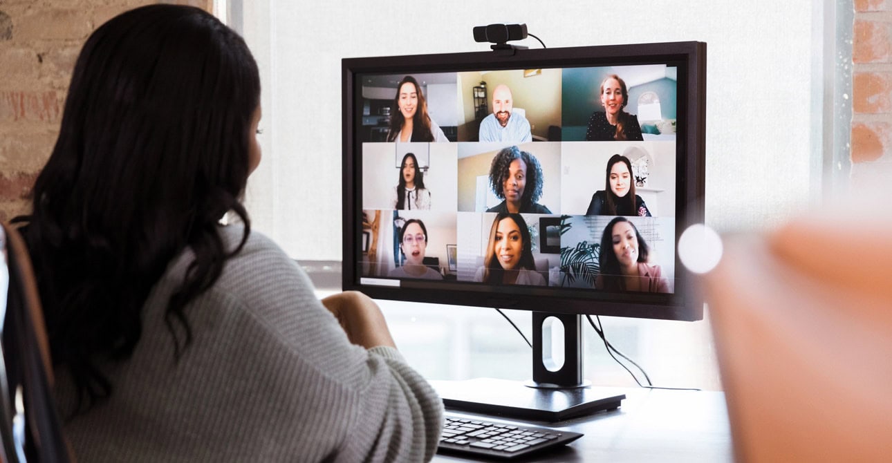 Woman-attending-a-virtual-breakout-session