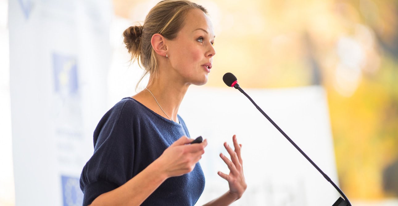 Keynote-speaker-at-a-conference