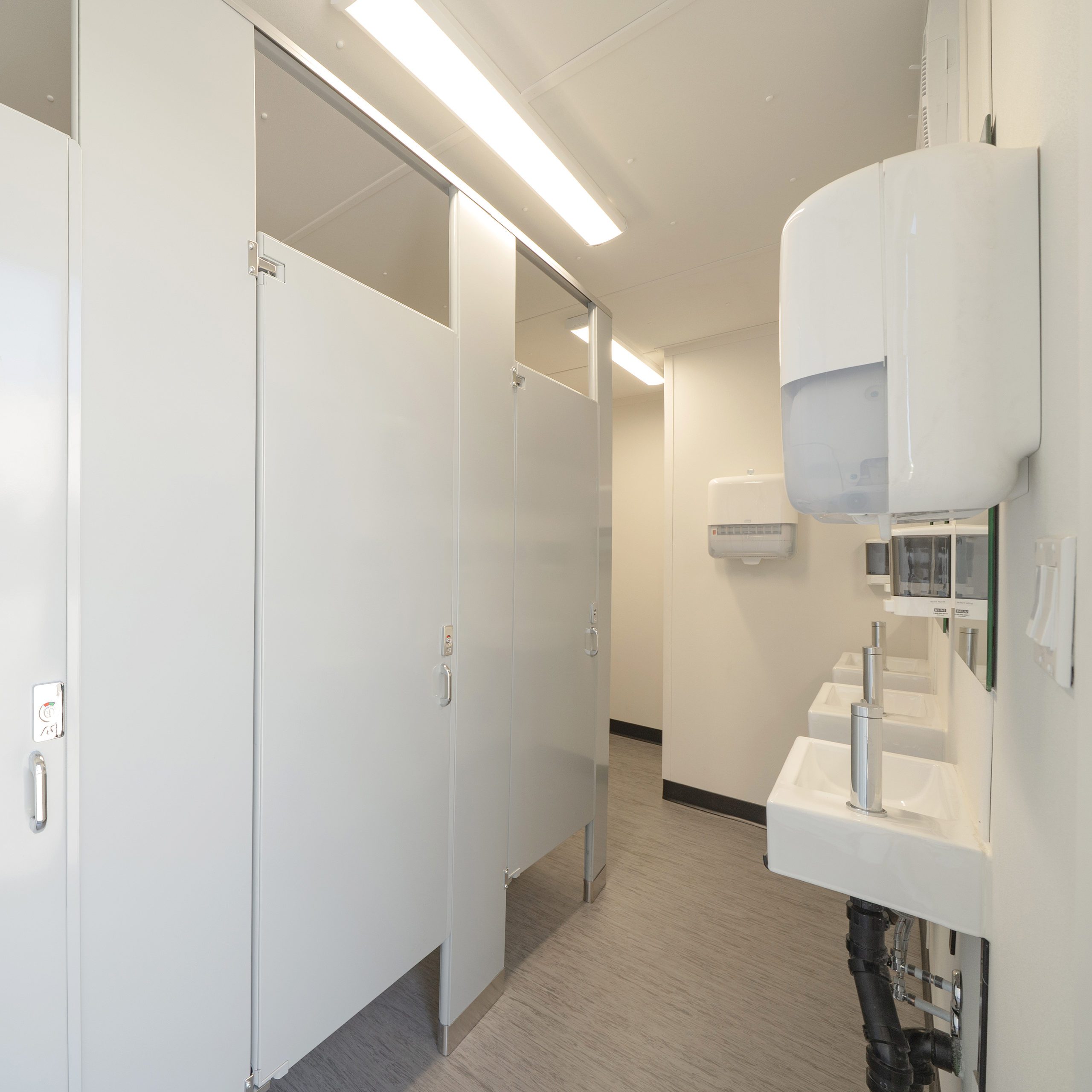 25′ Bathroom + Shower - Custom Cubes