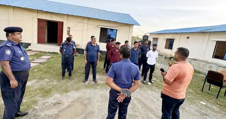 হরিপুর-চিলমারী ” মাওলানা ভাসানী সেতুতে” শুরু হলো অস্থায়ী পুলিশ ক্যাম্প, সেতুর দুই প্রান্তে পুলিশ সার্বক্ষণিক পাহারায় থাকবে