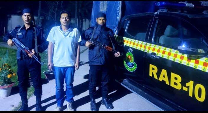 রাজধানীর ওয়ারী এলাকা থেকে বিদেশি পিস্তলসহ এক সন্ত্রাসীকে গ্রেফতার করেছে র‌্যাব-১০