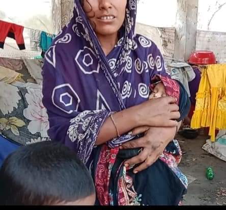 দুই মাসের শিশু সন্তান সহ চার সন্তান নিয়ে মানবেতর জীবন যাপন করছে ভারসাম্যহীন এক নারী