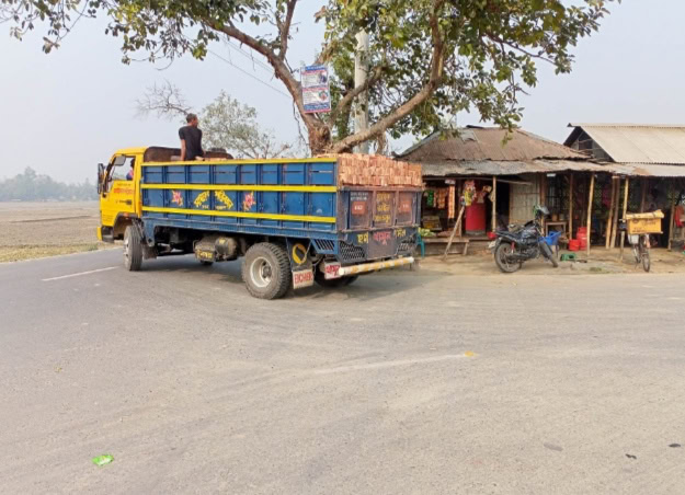 নীলফামারীতে এক সড়কের ৪২ বাঁক, যেন মরণ ফাঁদ