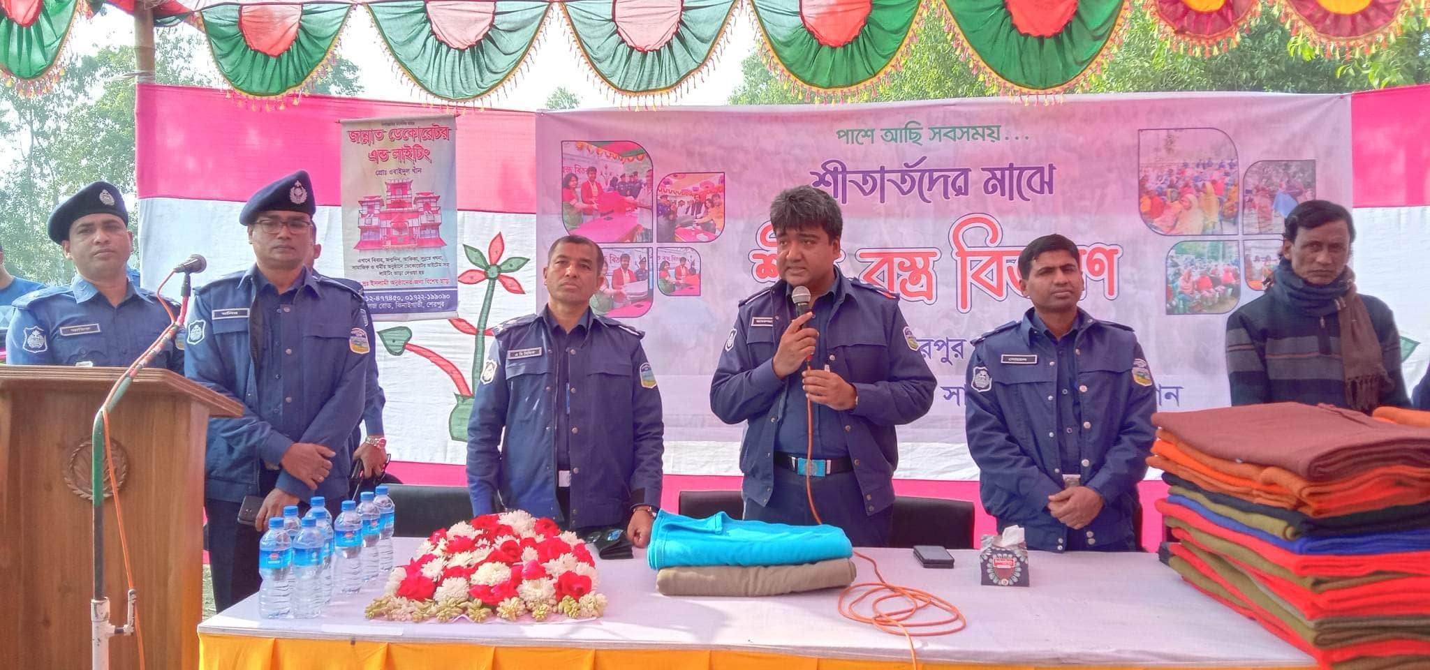 ঝিনাইগাতীর বেদেপল্লীতে শেরপুর জেলা পুলিশের শীতবস্ত্র বিতরণ
