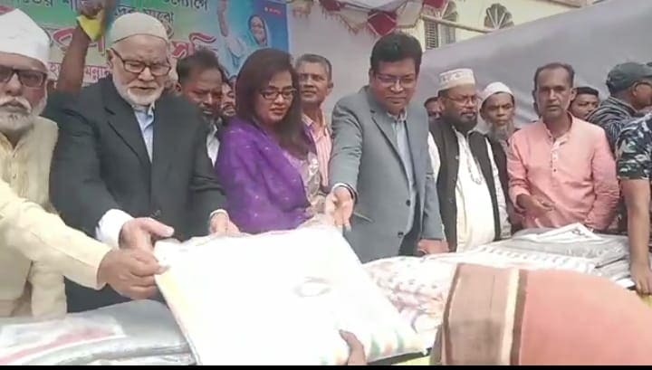 ডিএসসিসি ৭০ নং ওয়ার্ডে দবিরউদ্দিন আহমেদ মৃধা ফাউন্ডেশনে শীতবস্ত্র কম্বল বিতরণ