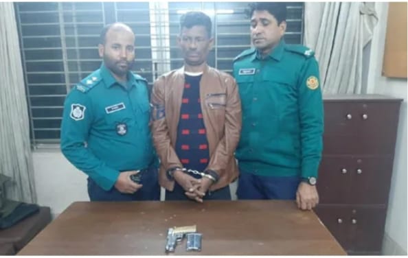 রাজধানী যাত্রাবাড়ীতে বিদেশি পিস্তল ও দুইটি ম্যাগজিন সহ একজনকে গ্রেফতার করেছে পুলিশ