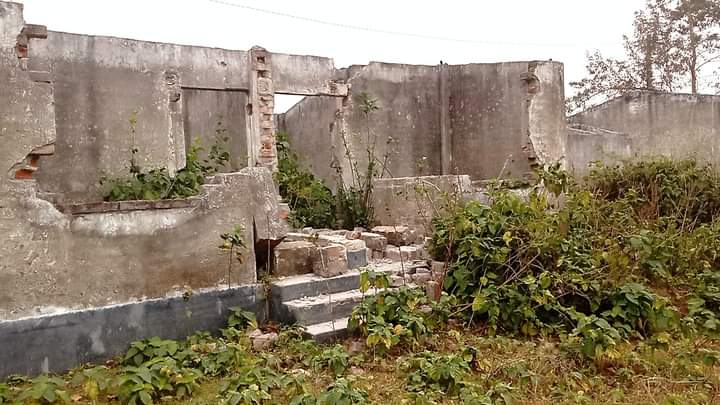 আবাসন প্রকল্পের বেহাল দশা হওয়ায় বাস করছেন মাত্র তিন পরিবার