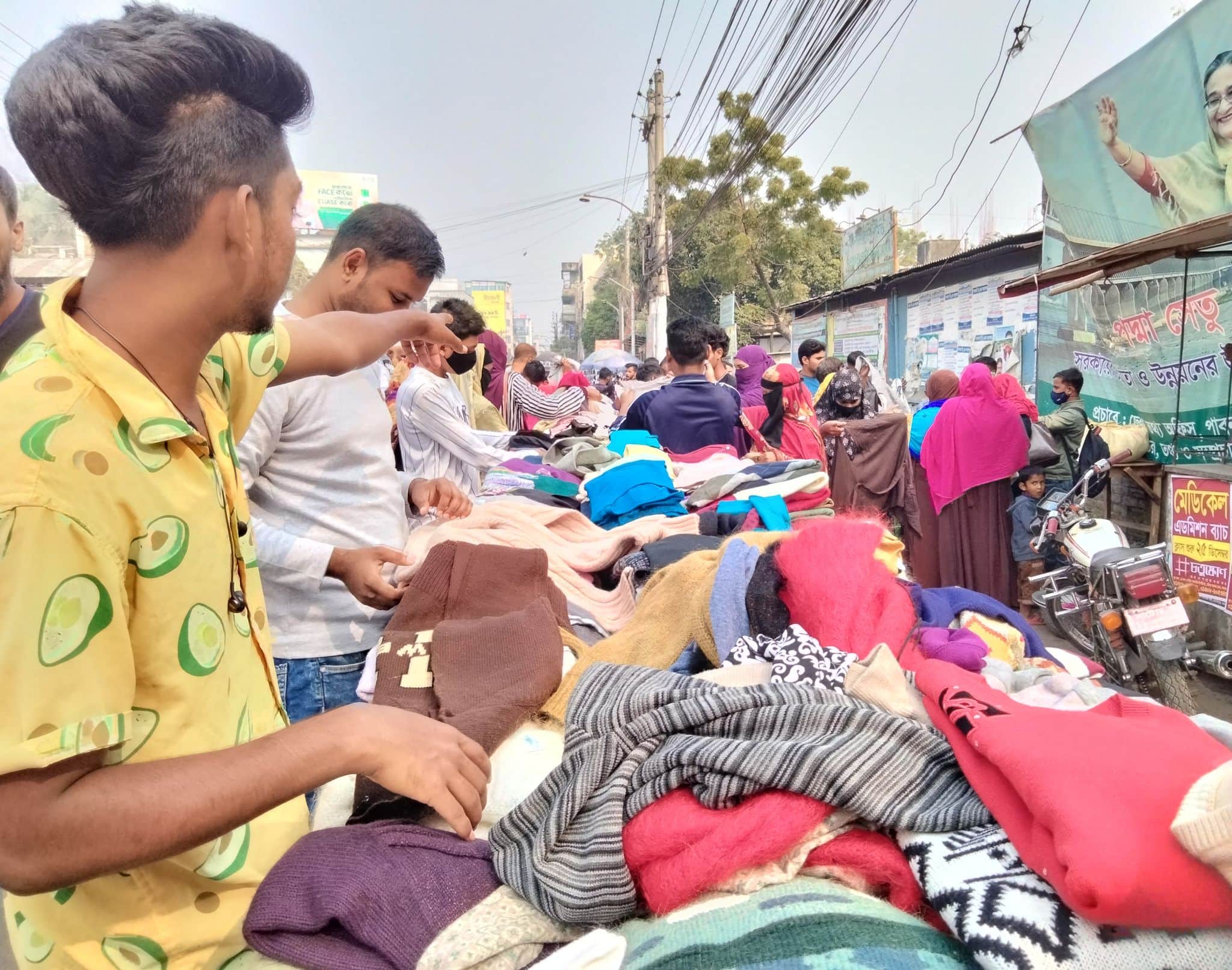 শীতে পাবনায় জনজীবন বিপর্যস্থ; বিপাকে নিম্ন আয়ের মানুষ