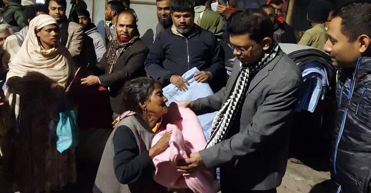 নরসিংদীতে শীতার্ত দুস্থ মানুষের মাঝে কম্বল বিতরণ করলেন জেলা প্রশাসক